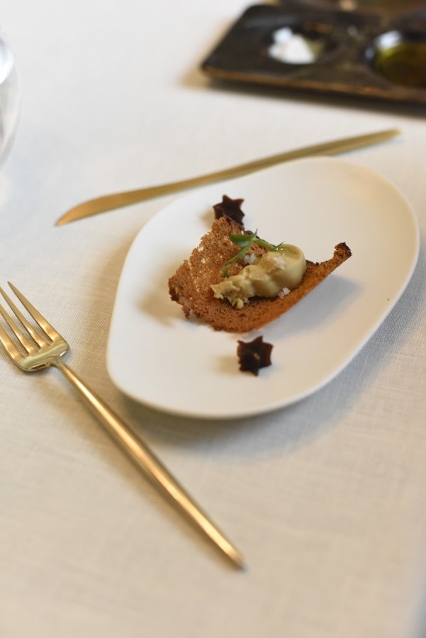 Tosta de foie gras Imperia con almíbar de papaya, miel de artMuria y Flor de Sal d'Es Trenc Natural